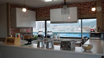 朝食 (セルフサービス)、毎日提供 (無料)