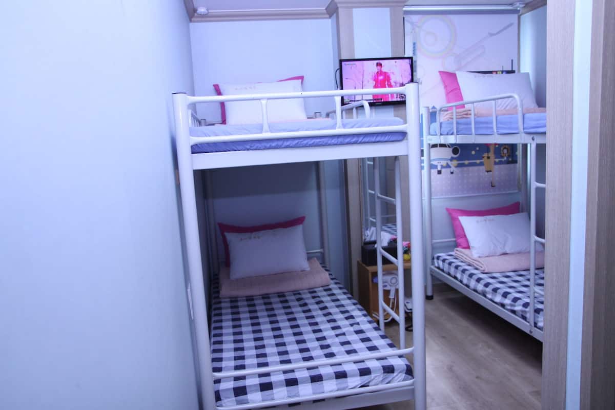 Quadruple Room | Blackout drapes, soundproofing, free WiFi, bed sheets