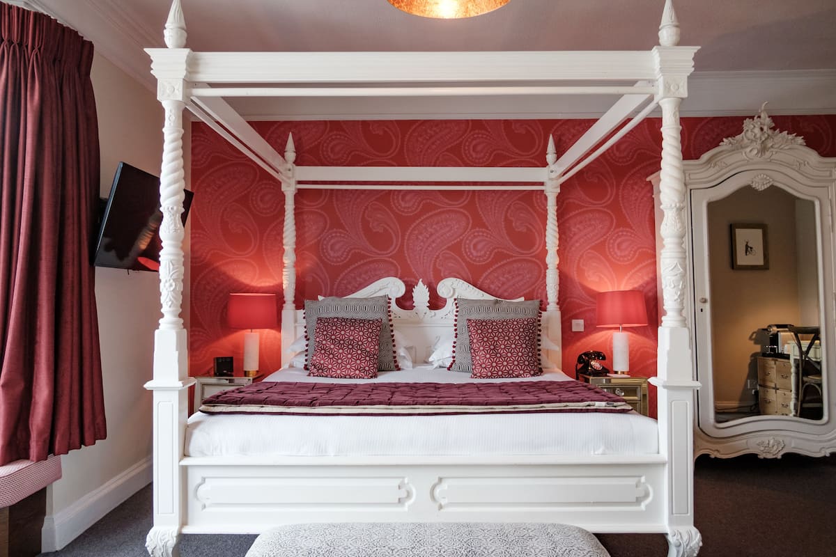 Chambre Deluxe double | Literie de qualitĂ©, rideaux dâobscurcissement, fer et planche Ă repasser