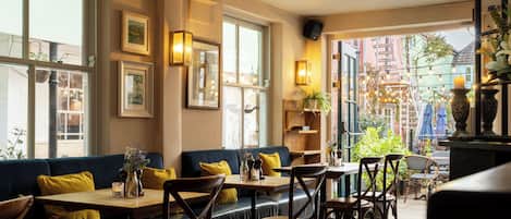 2 restaurants, breakfast, lunch, dinner served; British cuisine