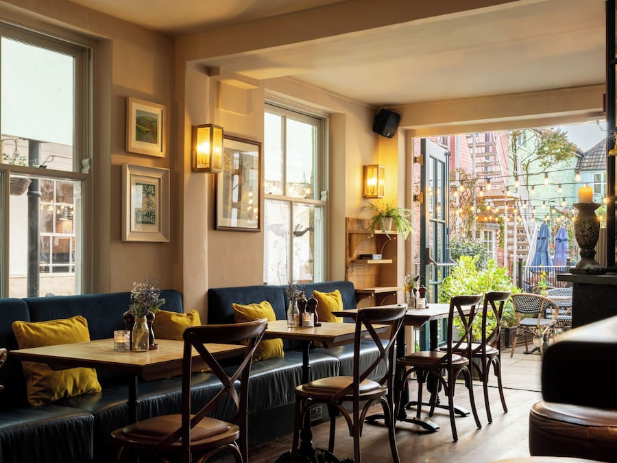 2 restaurants, breakfast, lunch, dinner served; British cuisine