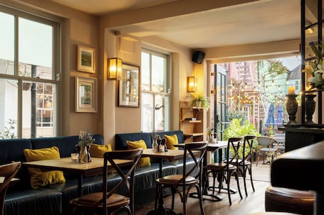 2 restaurants, breakfast, lunch, dinner served; British cuisine. The Bull Hotel