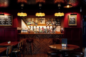 2 bars/lounges, cocktail bar