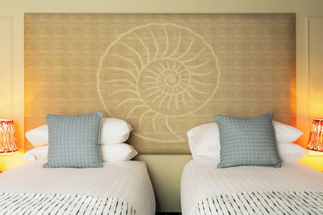 Twin Room | Premium bedding, blackout drapes, iron/ironing board, rollaway beds. The Bull Hotel