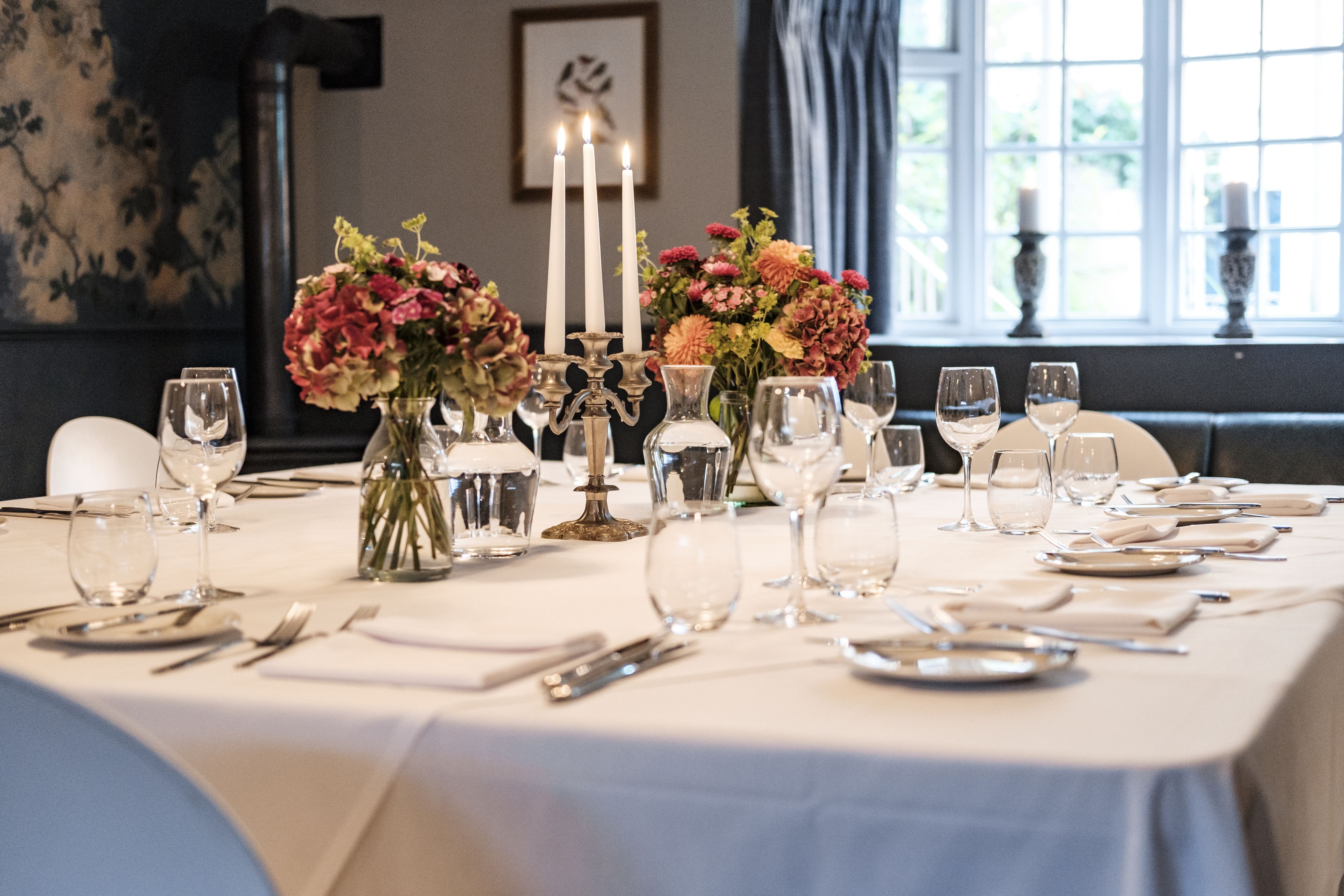 2 restaurants, breakfast, lunch, dinner served; british cuisine