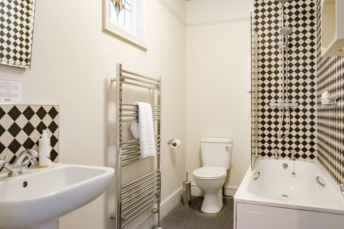 family room | bathroom | free toiletries, hair dryer, bathrobes, towels