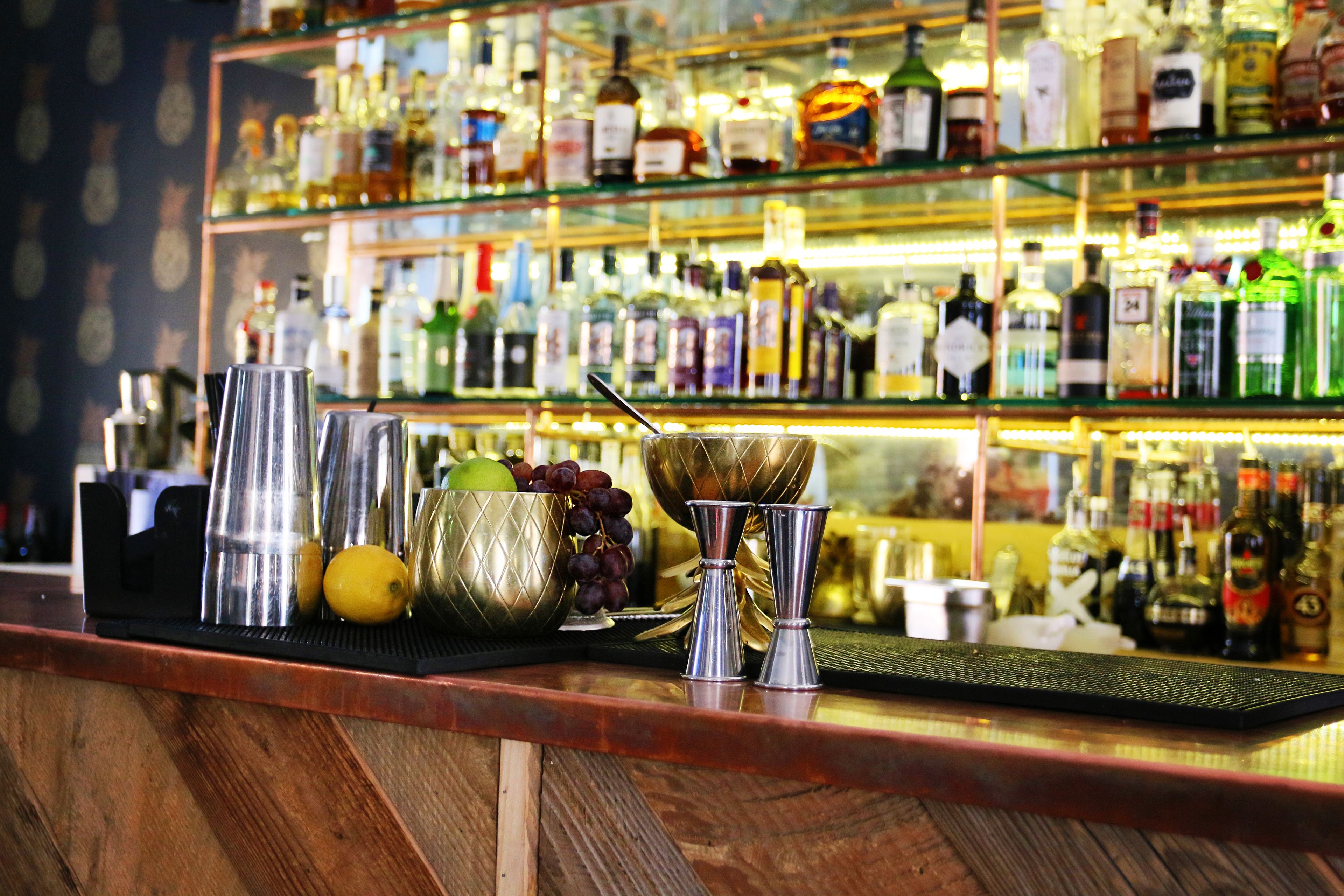 2 bars/lounges, cocktail bar