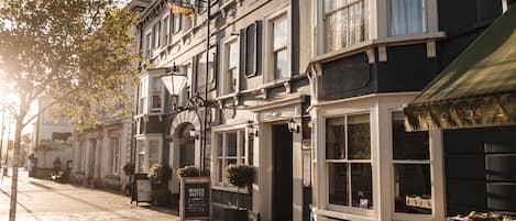 Mặt tiền nơi lưu trú