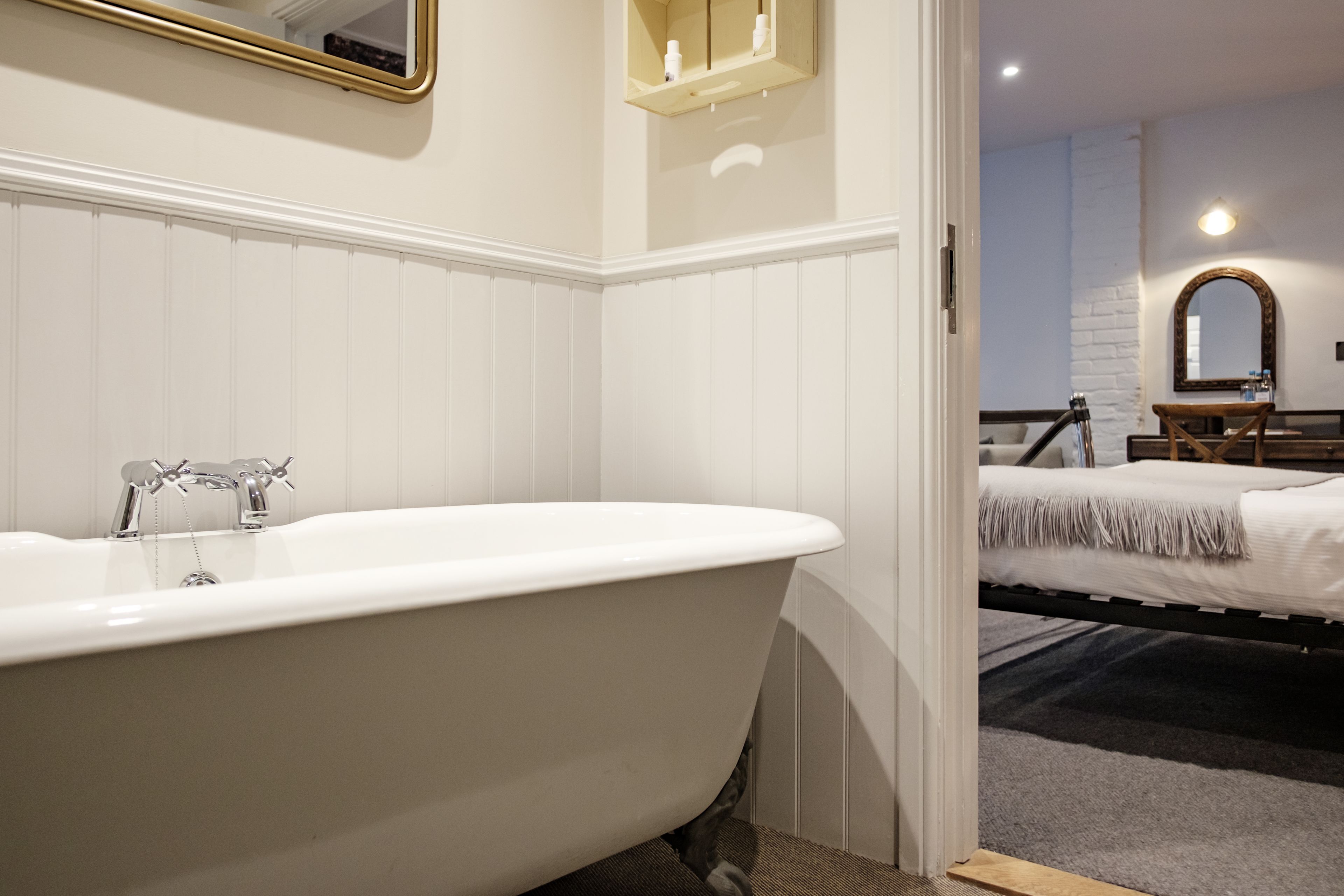 deluxe double room | bathroom | free toiletries, hair dryer, bathrobes, towels