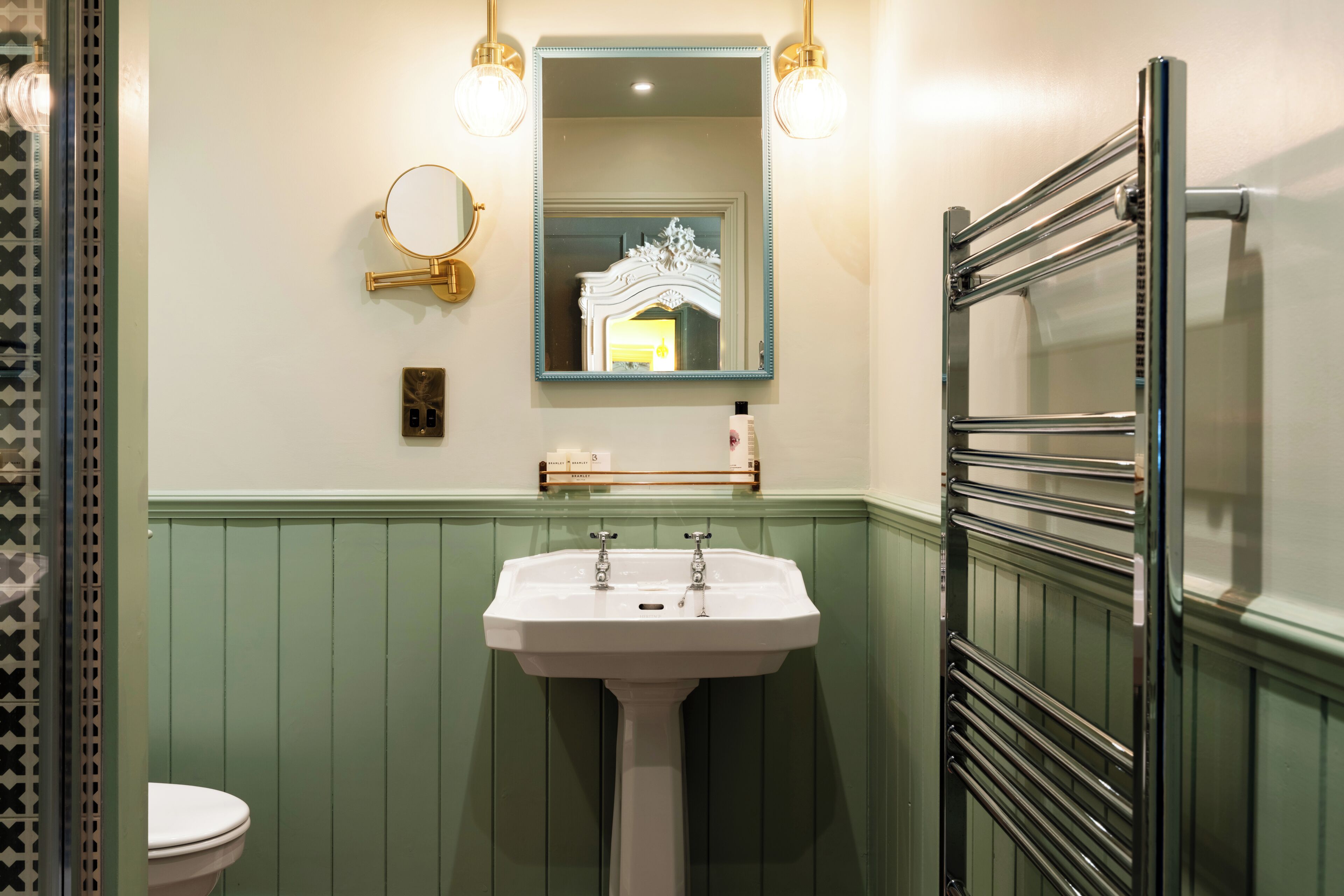 Deluxe-Doppelzimmer | Badezimmer | Kostenlose Toilettenartikel, Haartrockner, Bademäntel, Handtücher