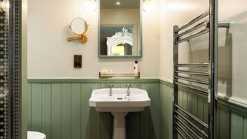 Deluxe-Doppelzimmer | Badezimmer | Kostenlose Toilettenartikel, Haartrockner, Bademäntel, Handtücher