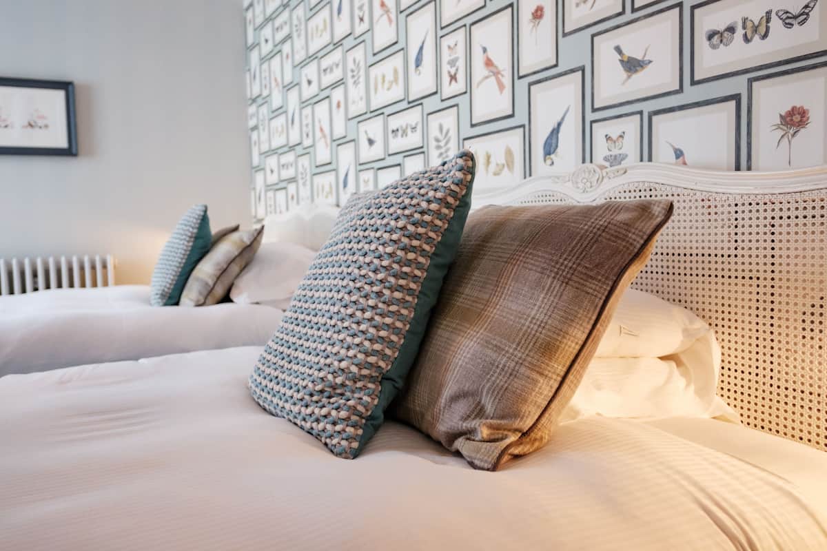 Chambre avec lits jumeaux | Literie de qualitĂ©, rideaux dâobscurcissement, fer et planche Ă repasser