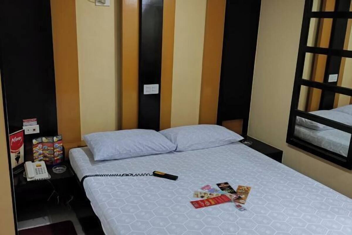 Desk, WiFi (free), bed sheets