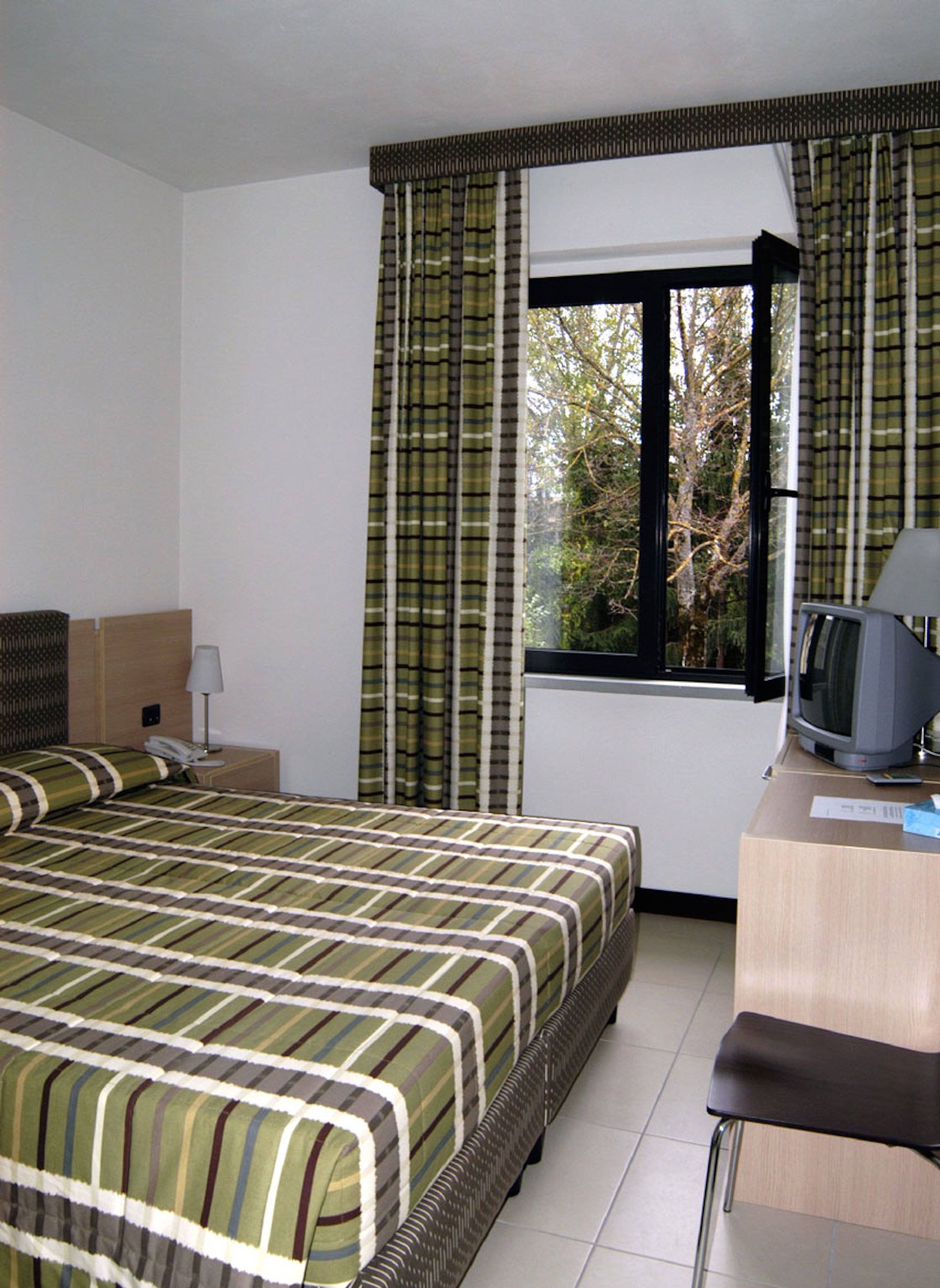 standard double room, 1 double bed | minibar, desk, soundproofing, cots/infant beds
