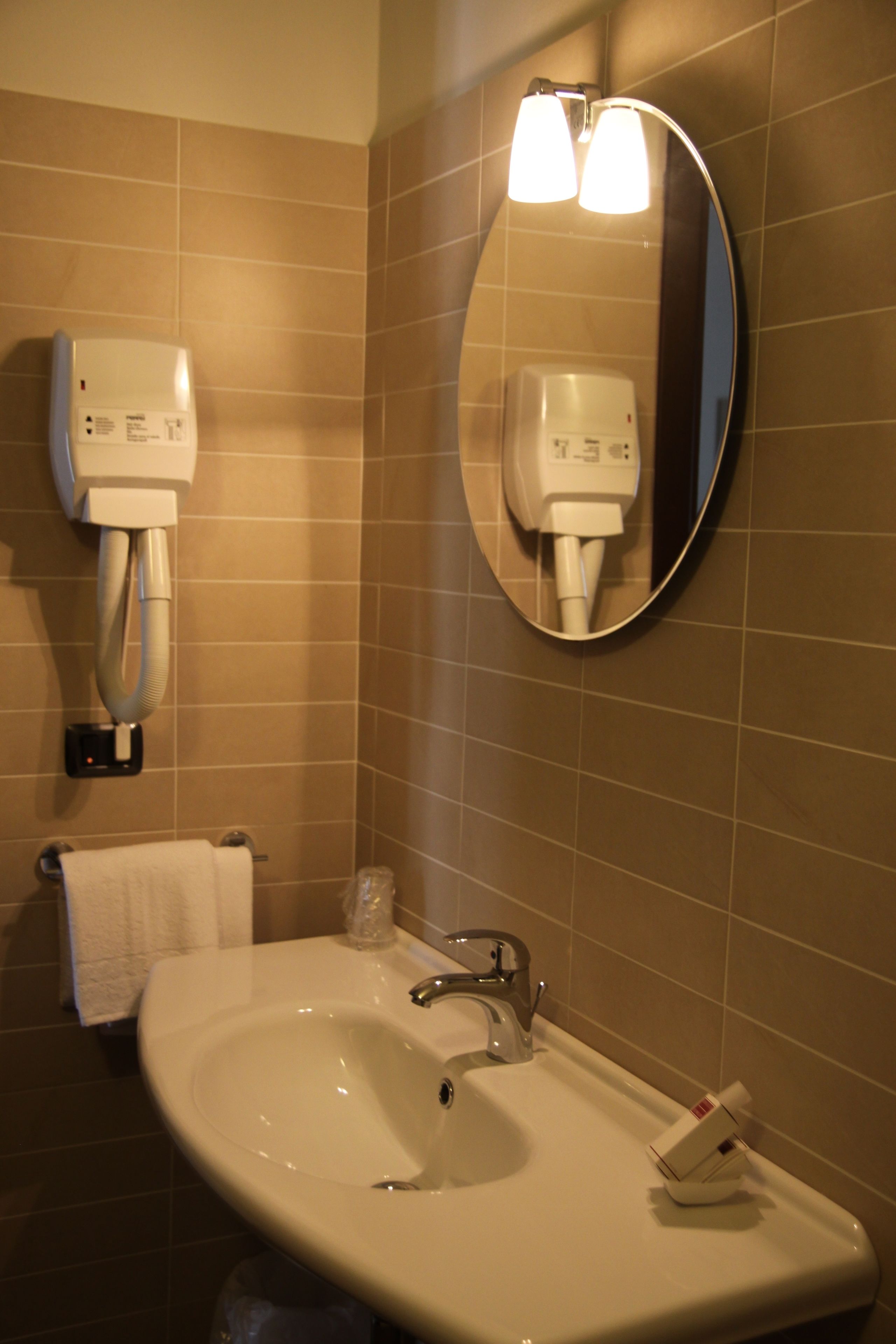 standard double room, 1 double bed | bathroom sink