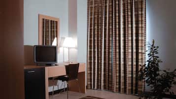 Standard Tek Büyük Yataklı Oda, 1 Çift Kişilik Yatak | Minibar, masa, ses yalıtımı, beşik/çocuk yatağı