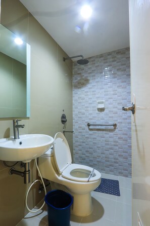 Executive Room, 1 Queen Bed | Bathroom | Free toiletries, hair dryer, towels - Hotel Sogo Alabang Rotonda (Muntinlupa)