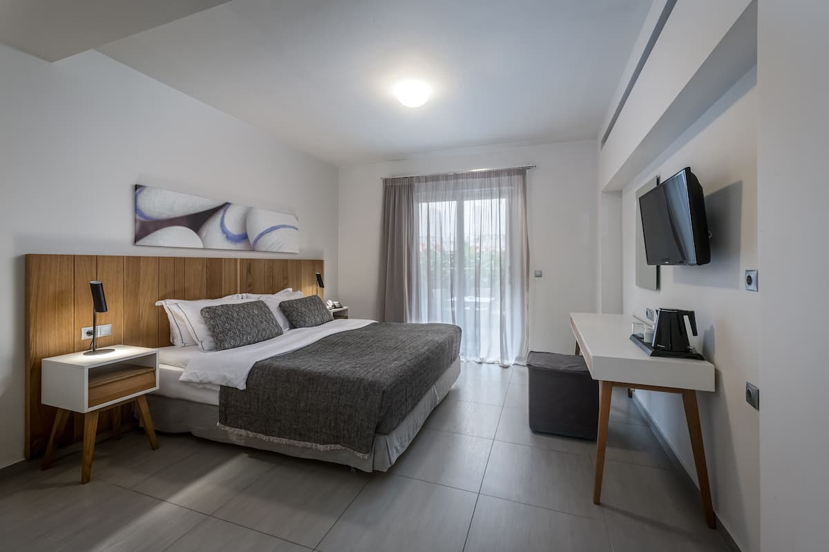 Superior Double Room | 1 bedroom, premium bedding, minibar, in-room safe
