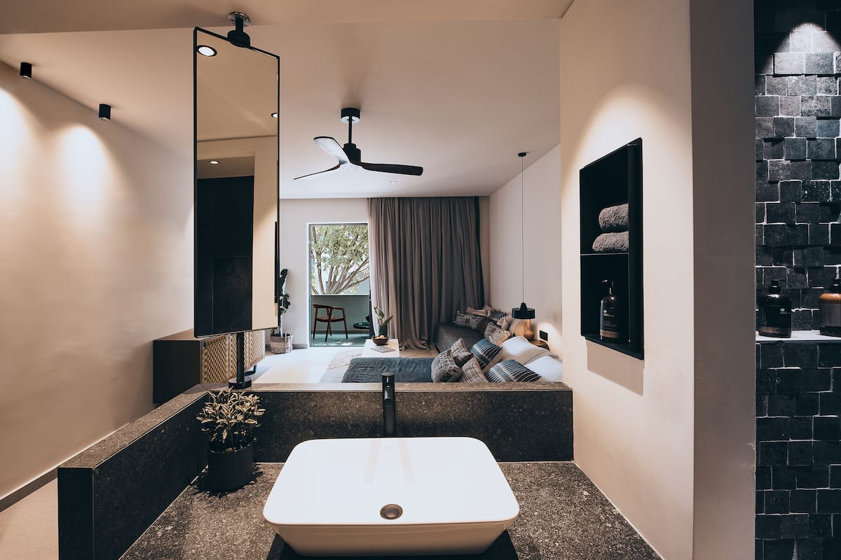 Deluxe Double Room | 1 bedroom, premium bedding, minibar, in-room safe
