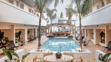 Een seizoensgebonden buitenzwembad, parasols voor strand/zwembad