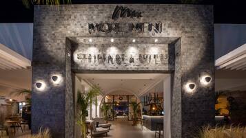 Voorkant accommodatie - avond/nacht