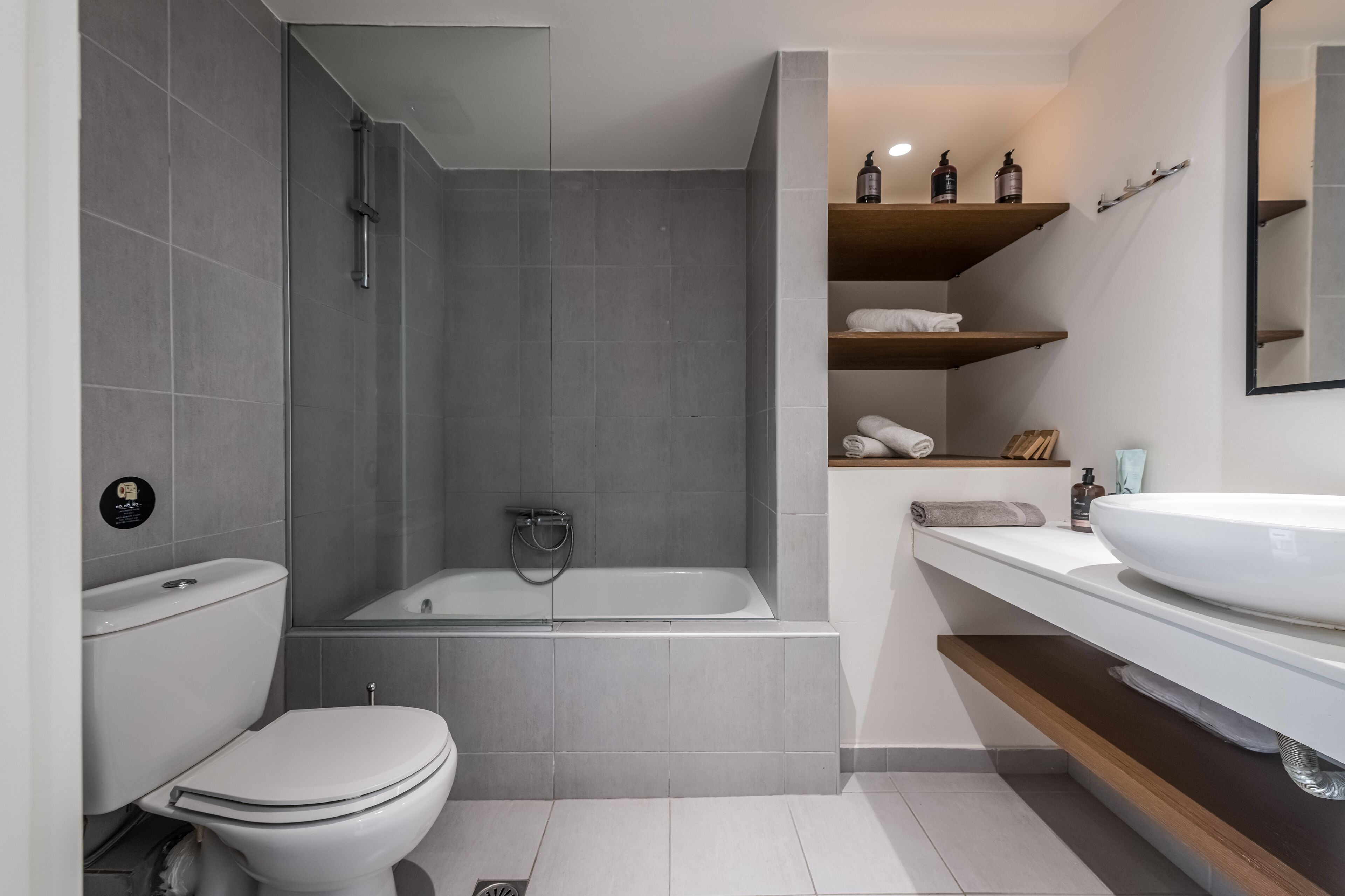 junior suite | bathroom | free toiletries, hair dryer, slippers, towels