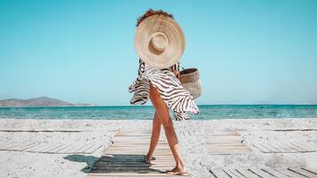 Vlak bij het strand, ligstoelen aan het strand, parasols