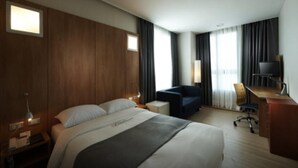 A hotel room with a large bed, a desk with a computer, a chair, and a TV. - Benikea Hotel Pohang (Pohang)