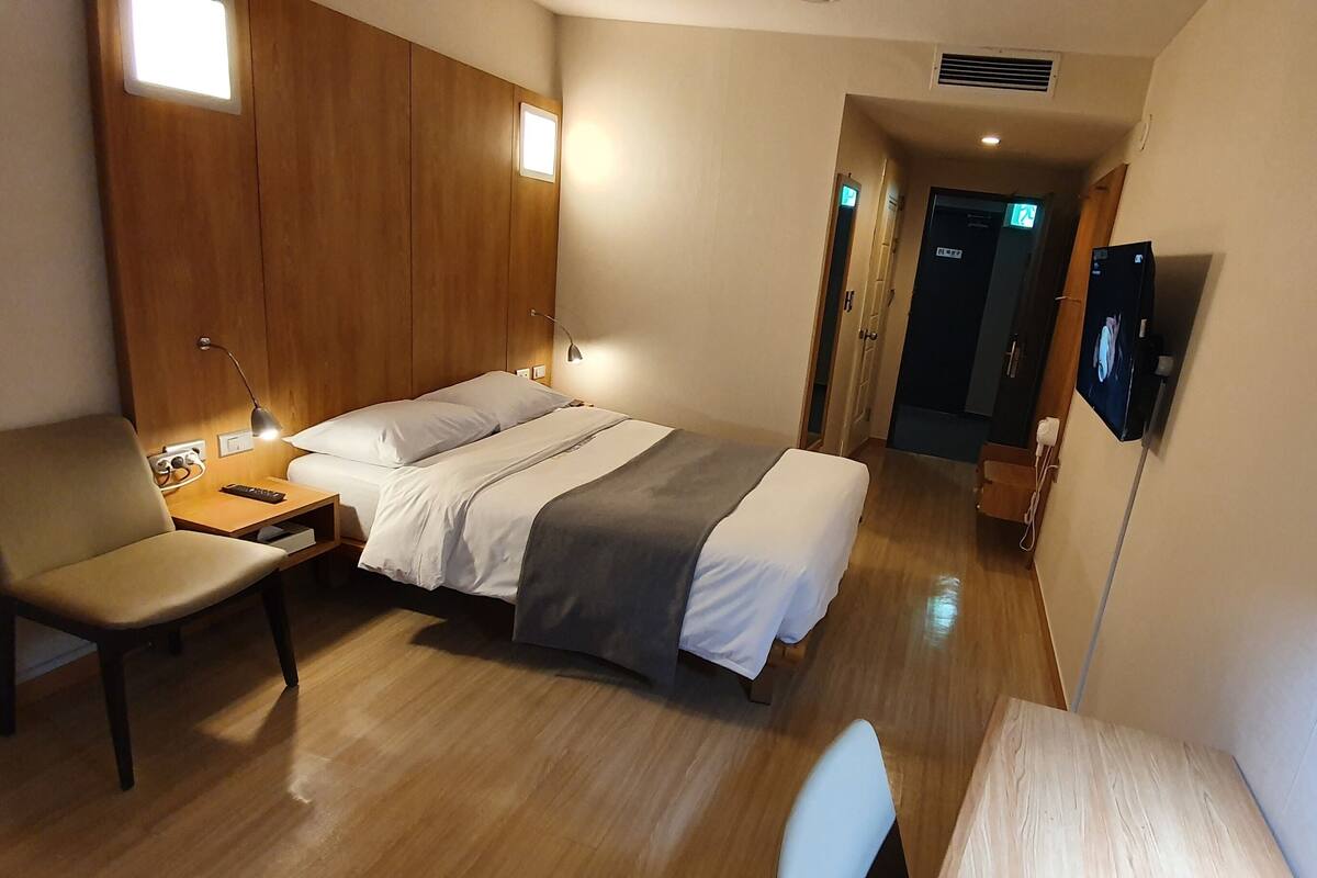 スタンダード ダブルルーム | デスク、アイロン / アイロン台、可動式ベッド、WiFi (無料)