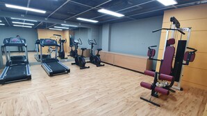 A gym with treadmills, elliptical machines, and a weight bench. - Benikea Hotel Pohang (Pohang)