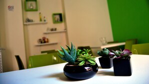 A table with three potted plants. - Il Quadrifoglio Room&Suite (Palermo)