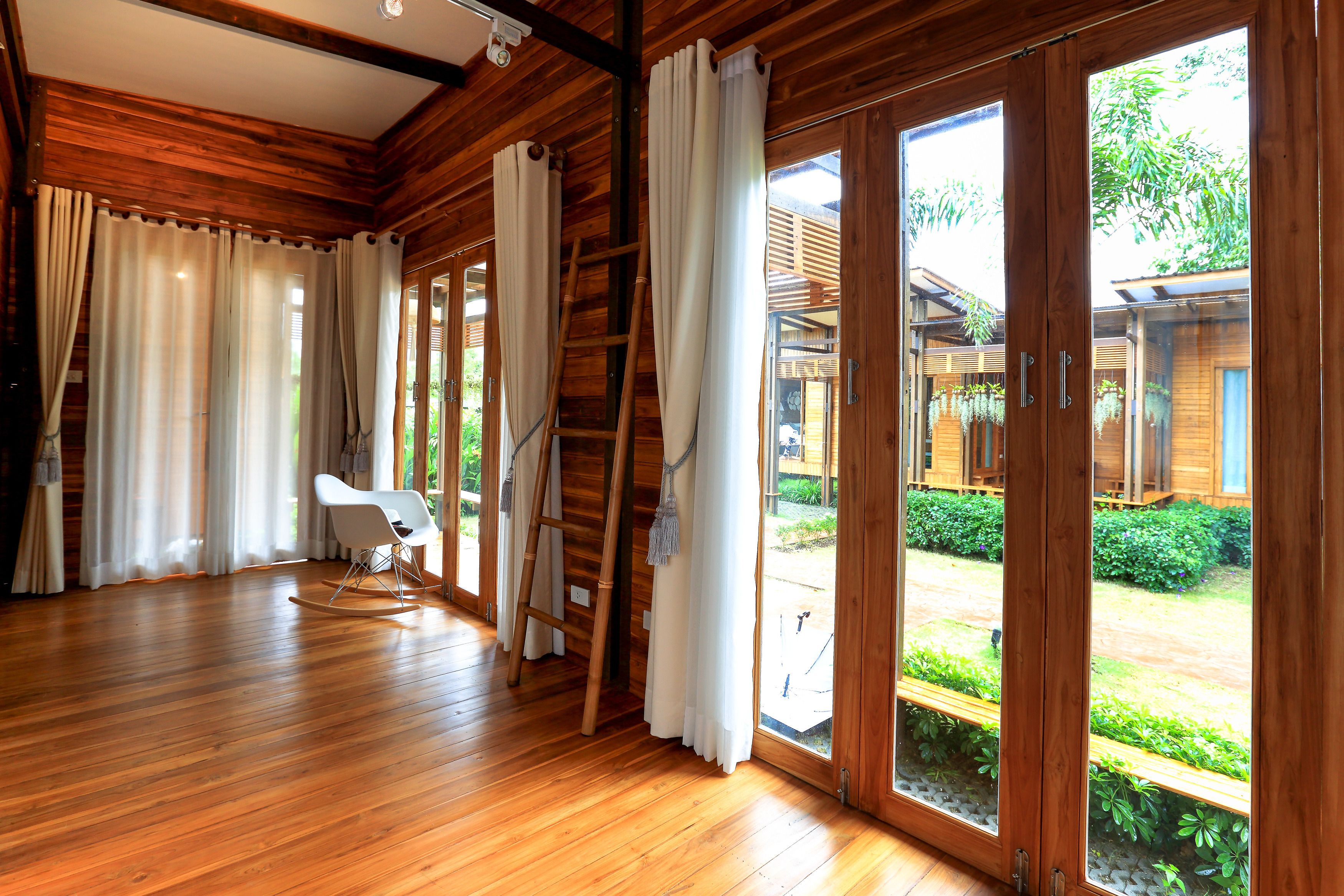 deluxe garden resort | minibar, in-room safe, desk, rollaway beds