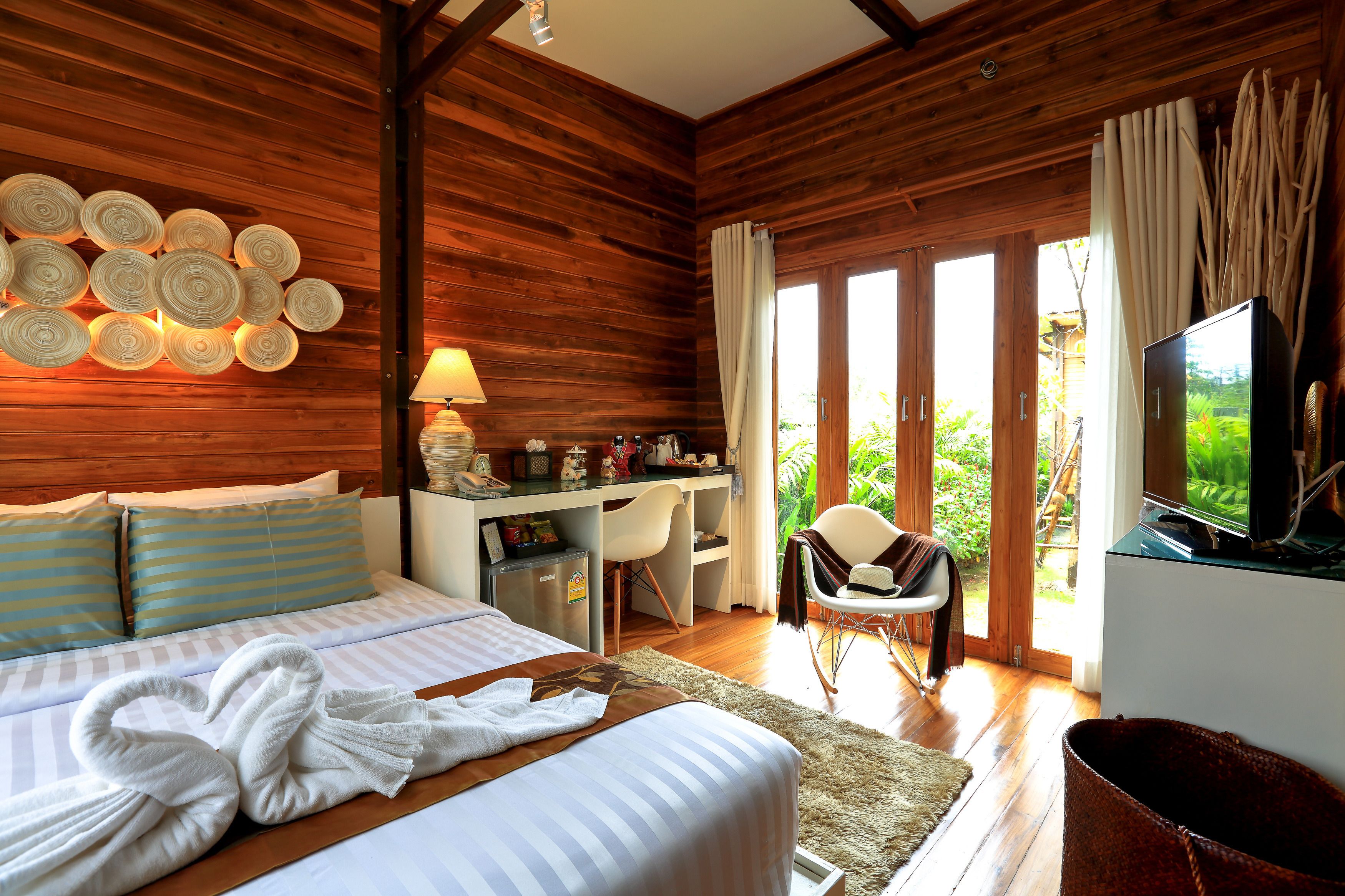 family garden room | minibar, in-room safe, desk, rollaway beds