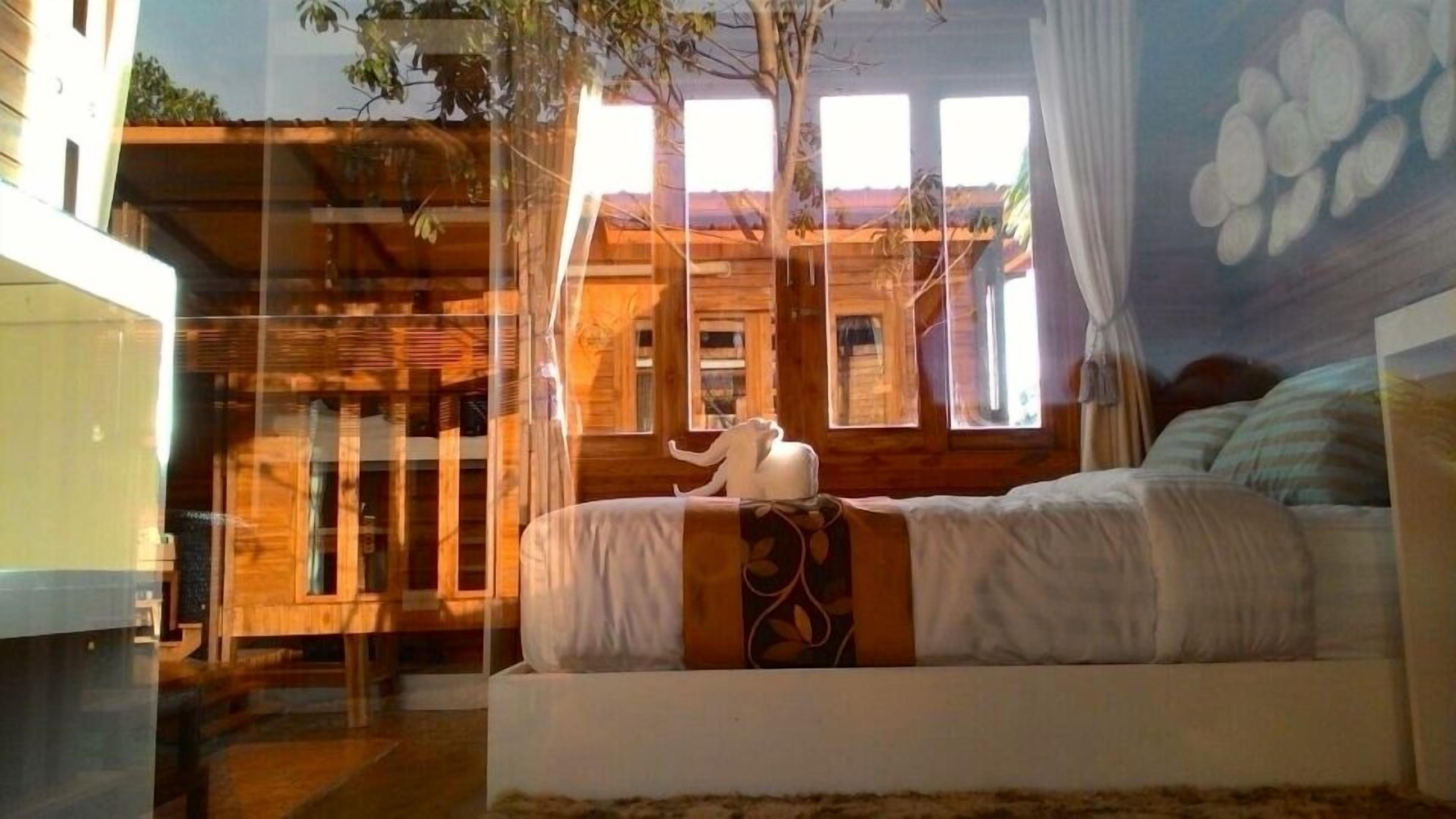 superior garden resort | minibar, in-room safe, desk, rollaway beds