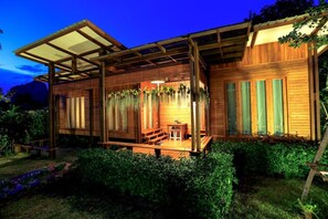 A wooden cabin with a covered porch, a small table, and benches. - Viangviman Private Pool Villa and resort (Krabi)