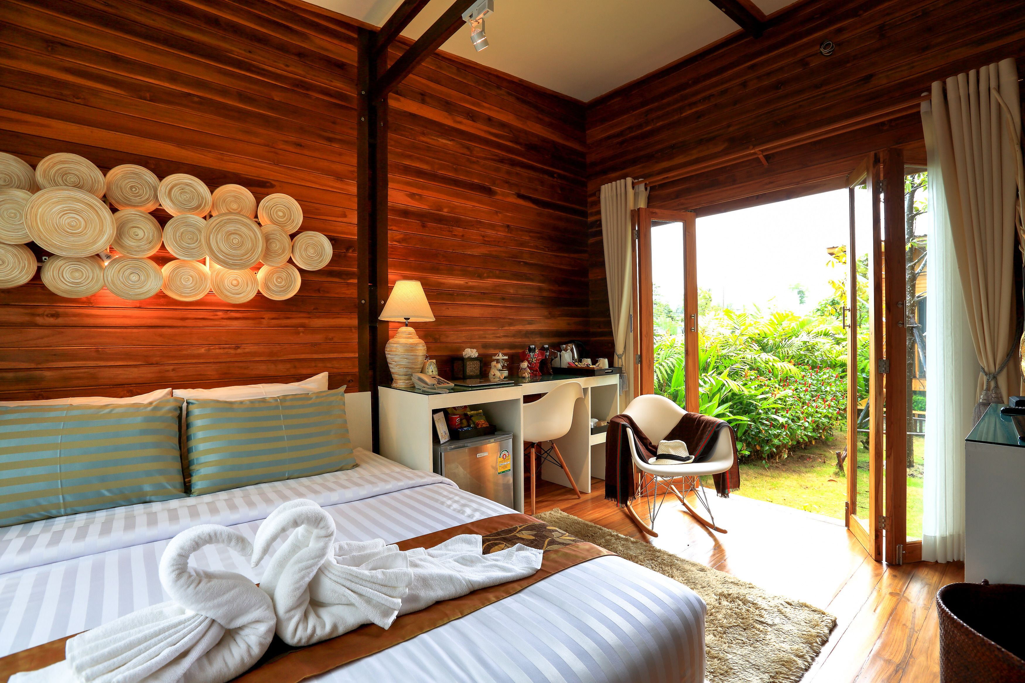 superior garden resort | minibar, in-room safe, desk, rollaway beds