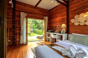 Family Garden Room | Minibaari, tallelokero huoneessa, työpöytä, lisävuoteet