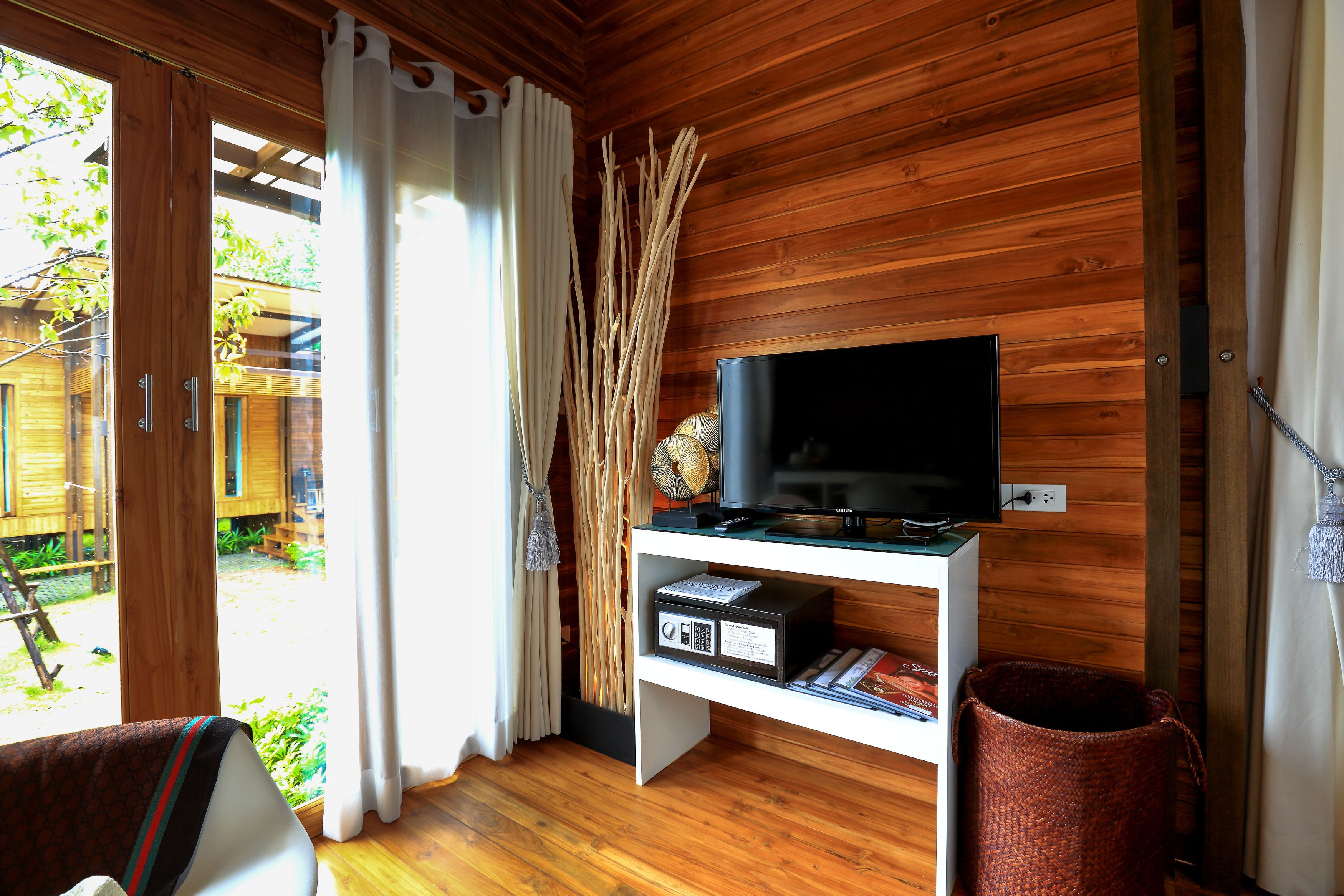 superior garden resort | minibar, in-room safe, desk, rollaway beds