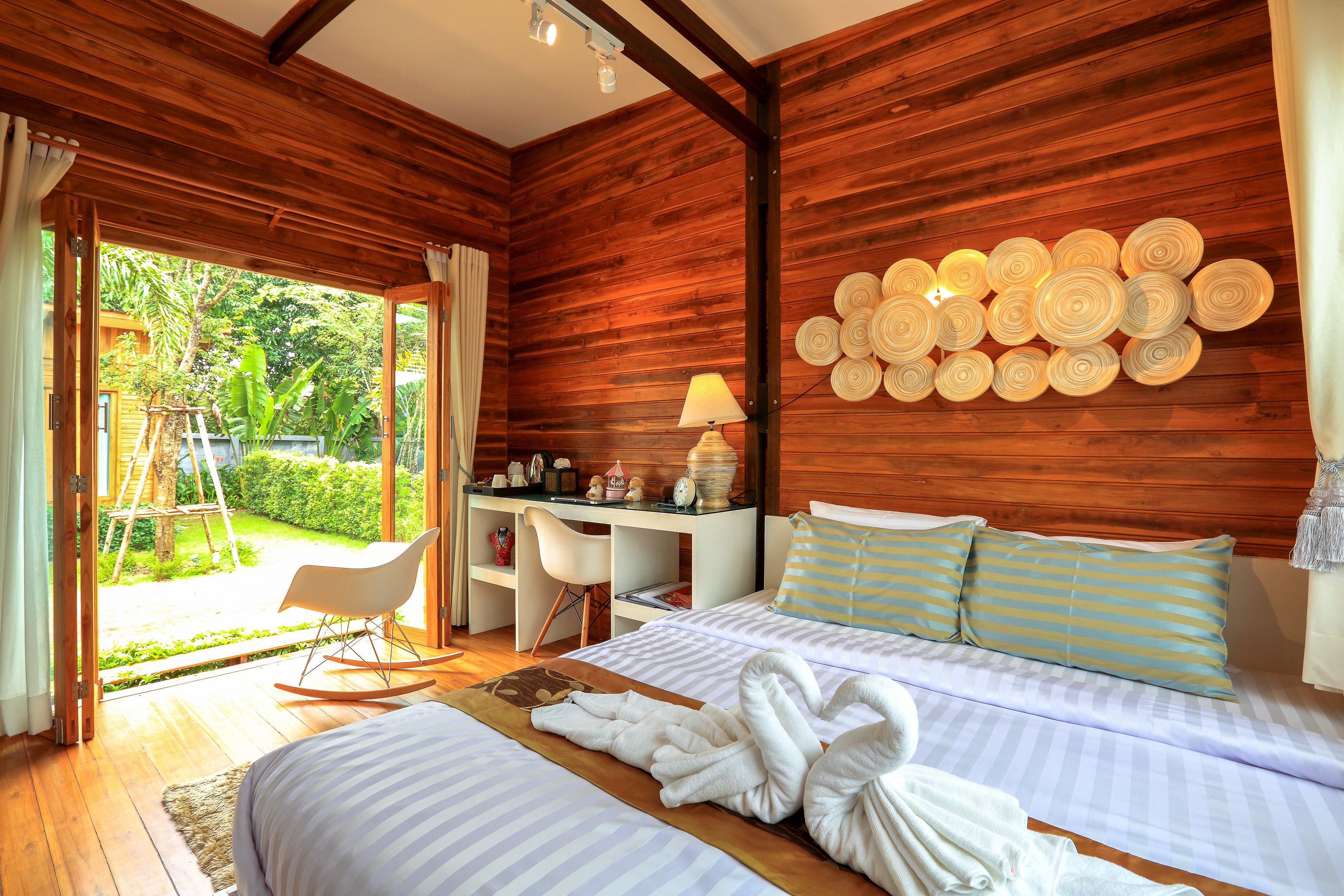 deluxe garden resort | minibar, in-room safe, desk, rollaway beds