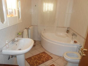 Apartment, 2 Bedrooms | Bathroom | Separate tub and shower, free toiletries, hair dryer