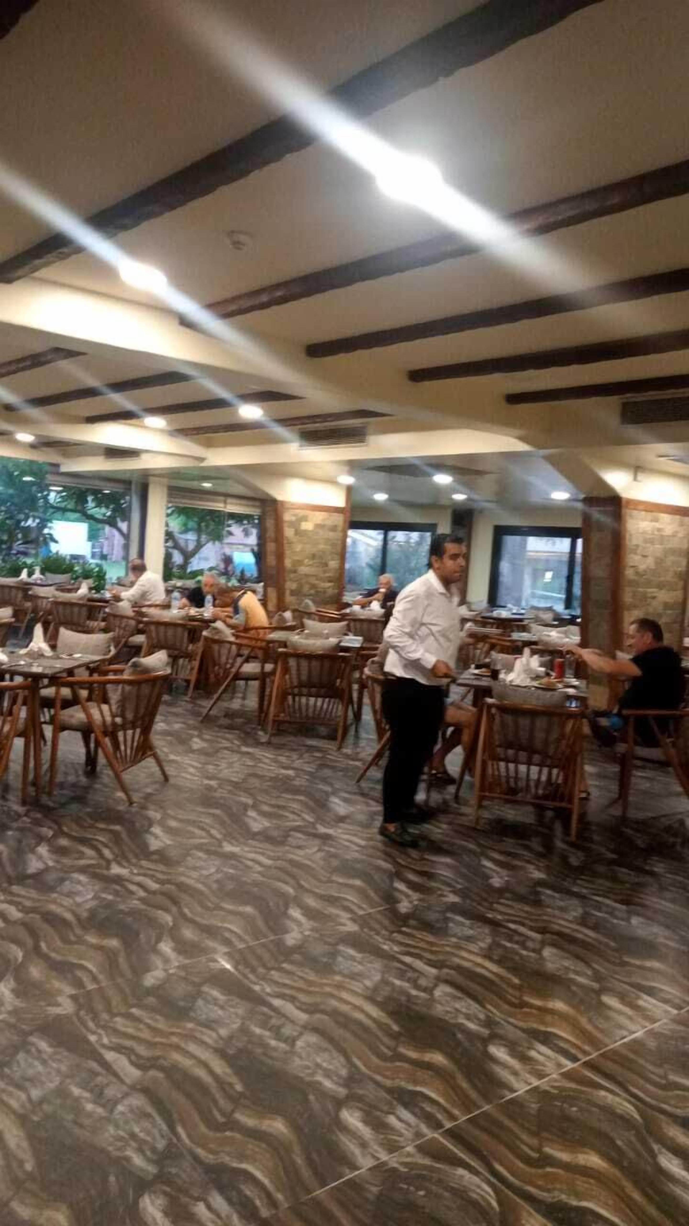 朝食 (ビュッフェ)、毎日提供 (1 名様 20 USD)