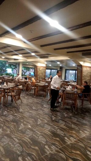 Petit déjeuner buffet (20 USD par personne)