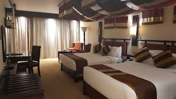 Tempat tidur Select Comfort, minibar, dan brankas