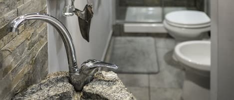 Deluxe Double Room, 1 Double Bed, Ensuite, City View | Bathroom amenities