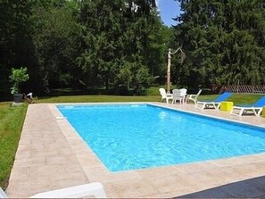 Hồ bơi ngoài trời phục vụ theo mùa 