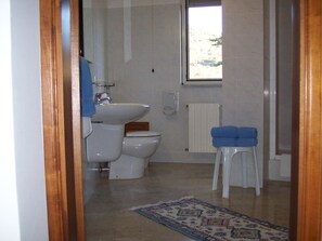 Standard Double Room | Bathroom | Shower, free toiletries, hair dryer, bidet - Mosaici da Battiato Hotel (Piazza Armerina)