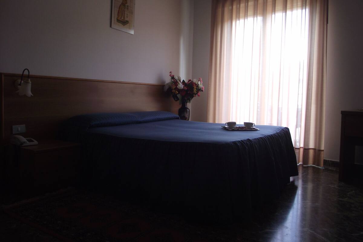 Kamar Triple Standar | Brankas, meja kerja, tempat tidur lipat/tambahan, dan Wi-Fi gratis