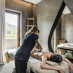 Salas de tratamiento para parejas, un sauna, una bañera de hidromasaje