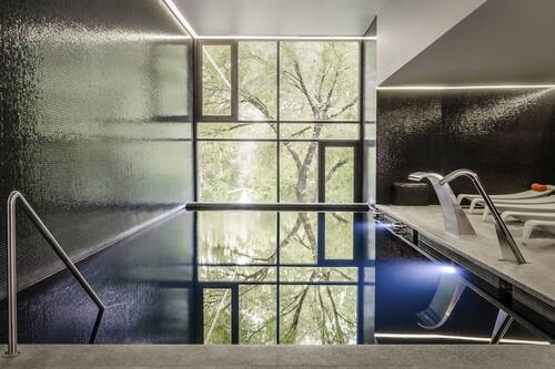 Espace de soins pour les couples, sauna, bain Ă remous