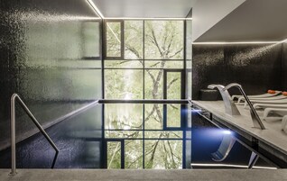 Salas de tratamiento para parejas, un sauna, una bañera de hidromasaje